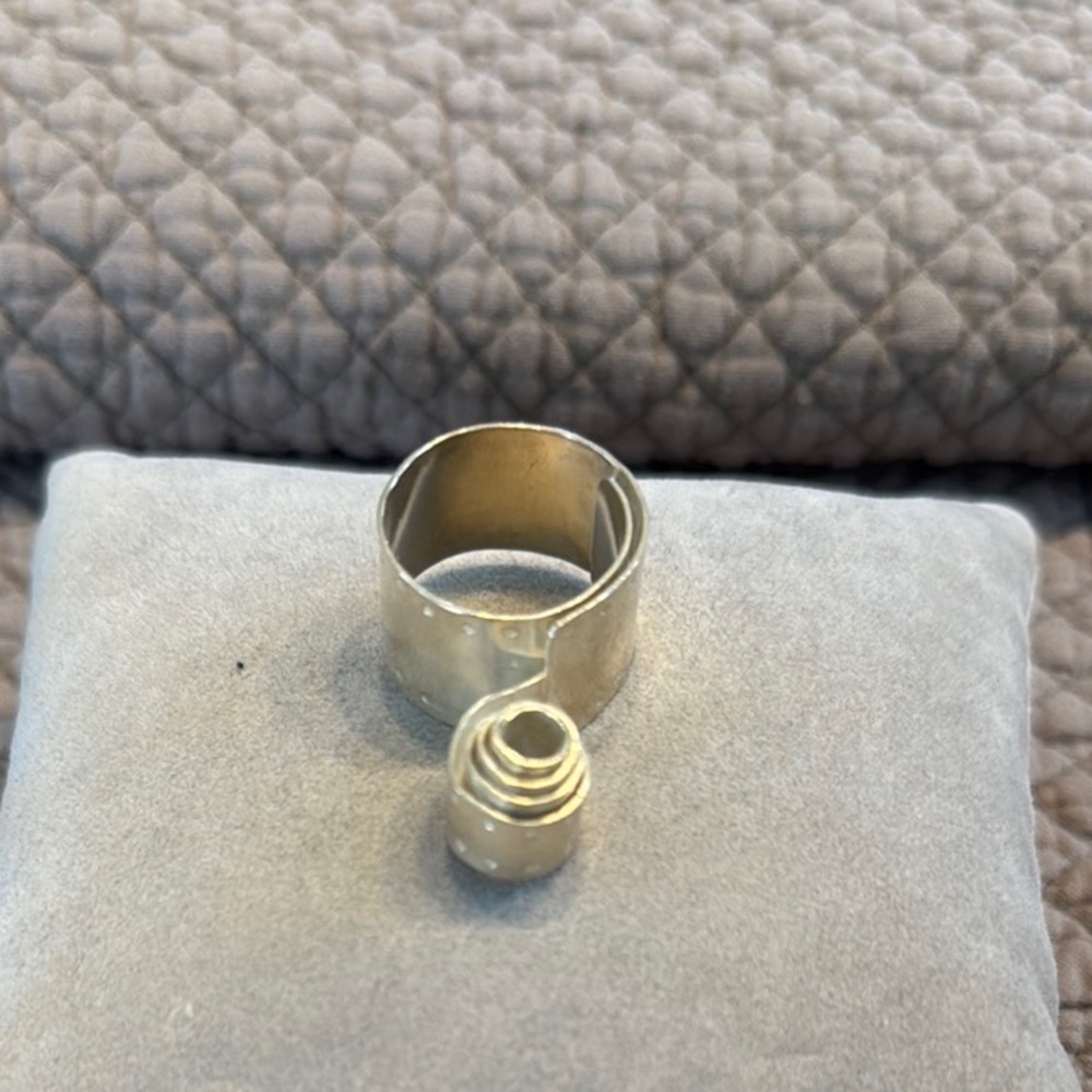 Bague en argent très originale.